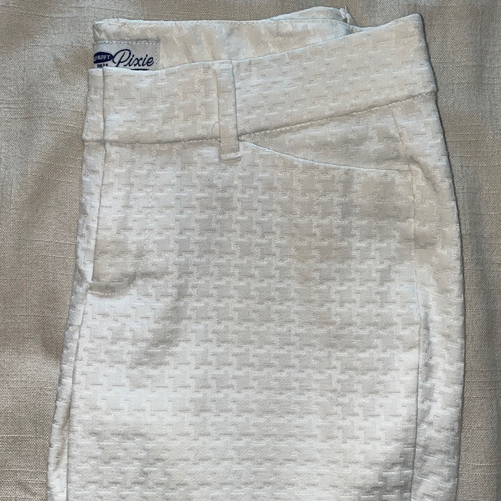 White houndstooth mid rise pixie pant
